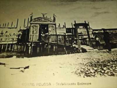 Anche in campo turistico il Comune cerc� di favorire le attivit� legate alla balneazione, concedendo diverse licenze per l�apertura di stabilimenti. Una di queste risale al 1890 e fu e concessa al marchese Giuseppe Positano Spada...(foto del gruppo Facebook "Vecchie foto di Noicattaro")